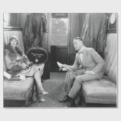 Een paar dat in een compartiment van een trai zit cadeaupapier (Vlak)