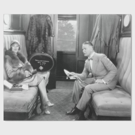 Een paar dat in een compartiment van een trai zit cadeaupapier (Vlak)