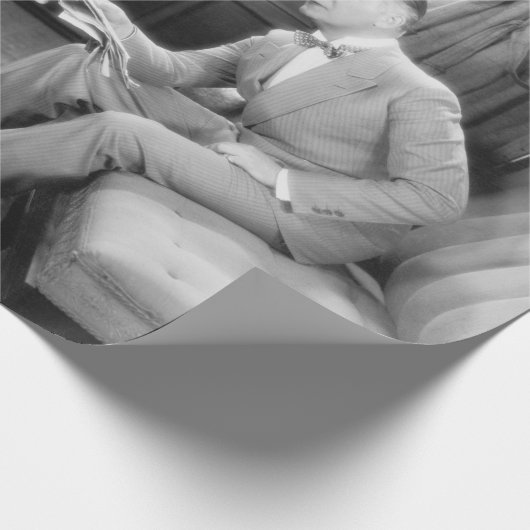 Een paar dat in een compartiment van een trai zit cadeaupapier (Hoek)