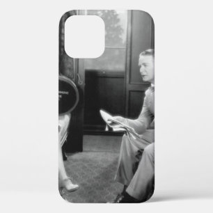 Een paar dat in een compartiment van een trai zit Case-Mate iPhone case