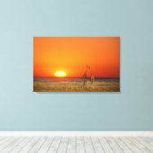 Een paar Giraffes loopt in de zonsondergang, in Canvas Afdruk (Insitu (Houten vloer))