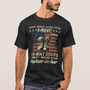 Een paar Heros Draag kapen met een wapenaas T-shirt