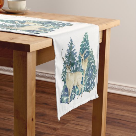 Een paar herten in het winterbos korte tafelloper (Voorbeeld)