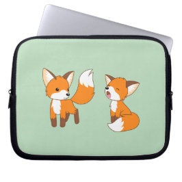 Een paar klare kleine giften op groen laptop sleeve