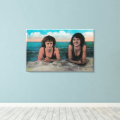 Een paar koninginnen op de strand, Ocean Park Canvas Afdruk (Insitu (Houten vloer))