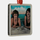 Een paar koninginnen op de strand, Ocean Park Metalen Ornament (Rechts)