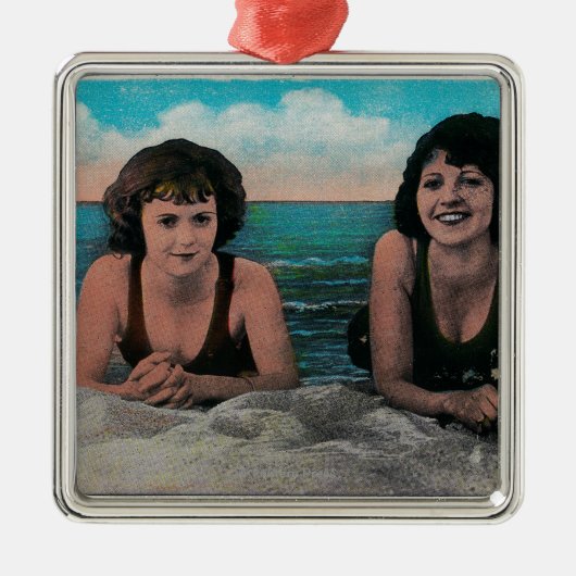 Een paar koninginnen op de strand, Ocean Park Metalen Ornament (Voorkant)