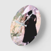 Een paar liefdeszoenen in de Abstracte kunst van d Ronde Klok (Hoek)