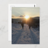 Een paar lopen in de sneeuw bij zonsondergang briefkaart (Voorkant / Achterkant)