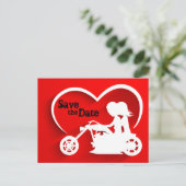 Een paar rijdende motorfiets opslaan de datum huwe aankondigingskaart (Staand voorkant)