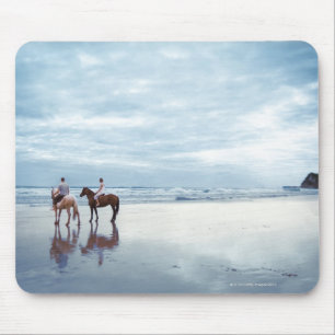 Een paar rijpaarden op het strand van Parkiri in N Muismat