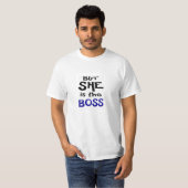 Een paar Shirten, maar ze is de baas T-shirt (Voorkant volledig)