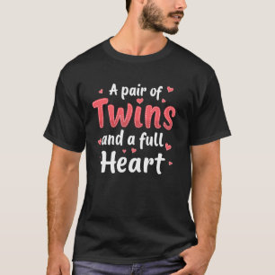 Een paar tweelingen en een oma met een overvol har t-shirt