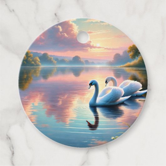 Een paar zwanen glijden op een sereen meer bedankjes labels (Voorkant)