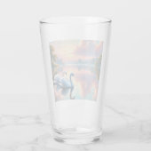 Een paar zwanen glijden op een sereen meer glas (Achterkant)