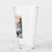 Een paar zwanen glijden op een sereen meer glas (Links)