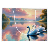 Een paar zwanen glijden op een sereen meer groot cadeauzakje (Achterkant)