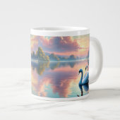 Een paar zwanen glijden op een sereen meer grote koffiekop (Voorkant rechts)