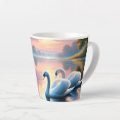 Een paar zwanen glijden op een sereen meer latte mok (Rechterhoek)