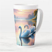 Een paar zwanen glijden op een sereen meer latte mok (Rechterhoek)