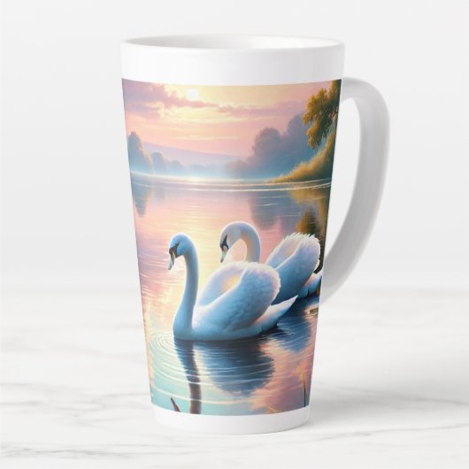 Een paar zwanen glijden op een sereen meer latte mok (Rechterhoek)