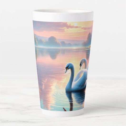 Een paar zwanen glijden op een sereen meer latte mok (Voorkant)