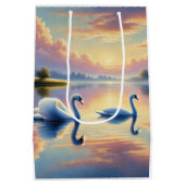Een paar zwanen glijden op een sereen meer medium cadeauzakje (Achterkant)