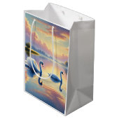 Een paar zwanen glijden op een sereen meer medium cadeauzakje (Achterkant Gekanteld)