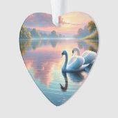 Een paar zwanen glijden op een sereen meer ornament (voorkant)