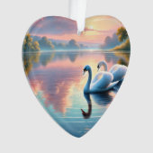 Een paar zwanen glijden op een sereen meer ornament (voorkant)