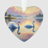 Een paar zwanen glijden op een sereen meer ornament (achterkant)