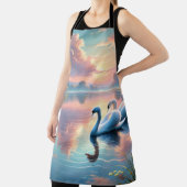 Een paar zwanen glijden op een sereen meer schort (Insitu)