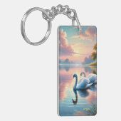 Een paar zwanen glijden op een sereen meer sleutelhanger (Voorkant Links)