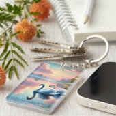 Een paar zwanen glijden op een sereen meer sleutelhanger (Voorkant Rechts)