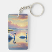 Een paar zwanen glijden op een sereen meer sleutelhanger (achterkant)