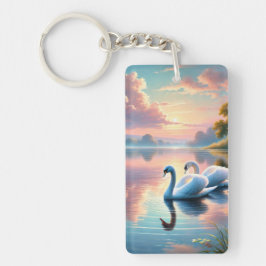 Een paar zwanen glijden op een sereen meer sleutelhanger