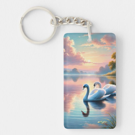 Een paar zwanen glijden op een sereen meer sleutelhanger (Voorkant)