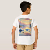 Een paar zwanen glijden op een sereen meer t-shirt (Achterkant volledig)