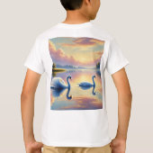 Een paar zwanen glijden op een sereen meer t-shirt (Achterkant)