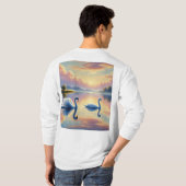 Een paar zwanen glijden op een sereen meer t-shirt (Achterkant volledig)