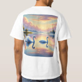 Een paar zwanen glijden op een sereen meer t-shirt (Achterkant)