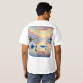 Een paar zwanen glijden op een sereen meer t-shirt (Achterkant volledig)