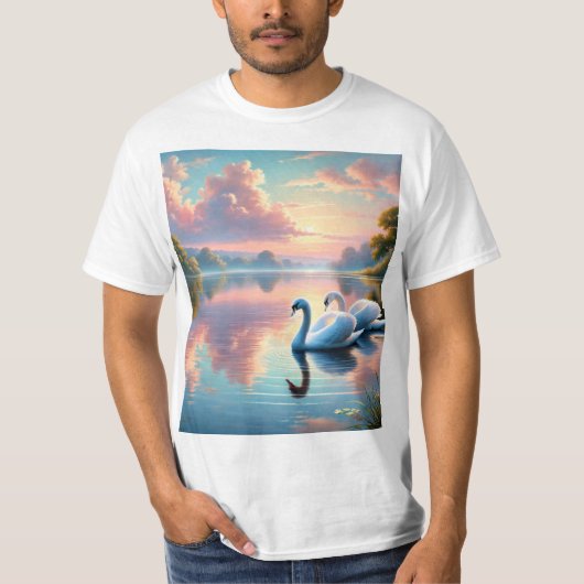 Een paar zwanen glijden op een sereen meer t-shirt (Voorkant)