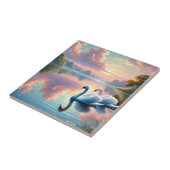 Een paar zwanen glijden op een sereen meer tegeltje (Zijkant)