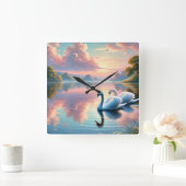 Een paar zwanen glijden op een sereen meer vierkante klok (Huis)