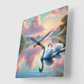 Een paar zwanen glijden op een sereen meer vierkante klok (Hoek)