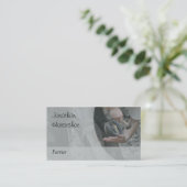 Een paard dat wordt geweerd, grijze versie visitekaartje (Staand voorkant)