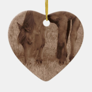 Een paard graast op pasta keramisch ornament