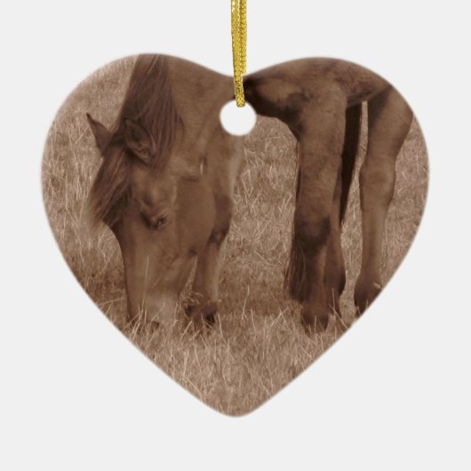 Een paard graast op pasta keramisch ornament (Voorkant)