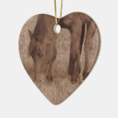 Een paard graast op pasta keramisch ornament (Links)